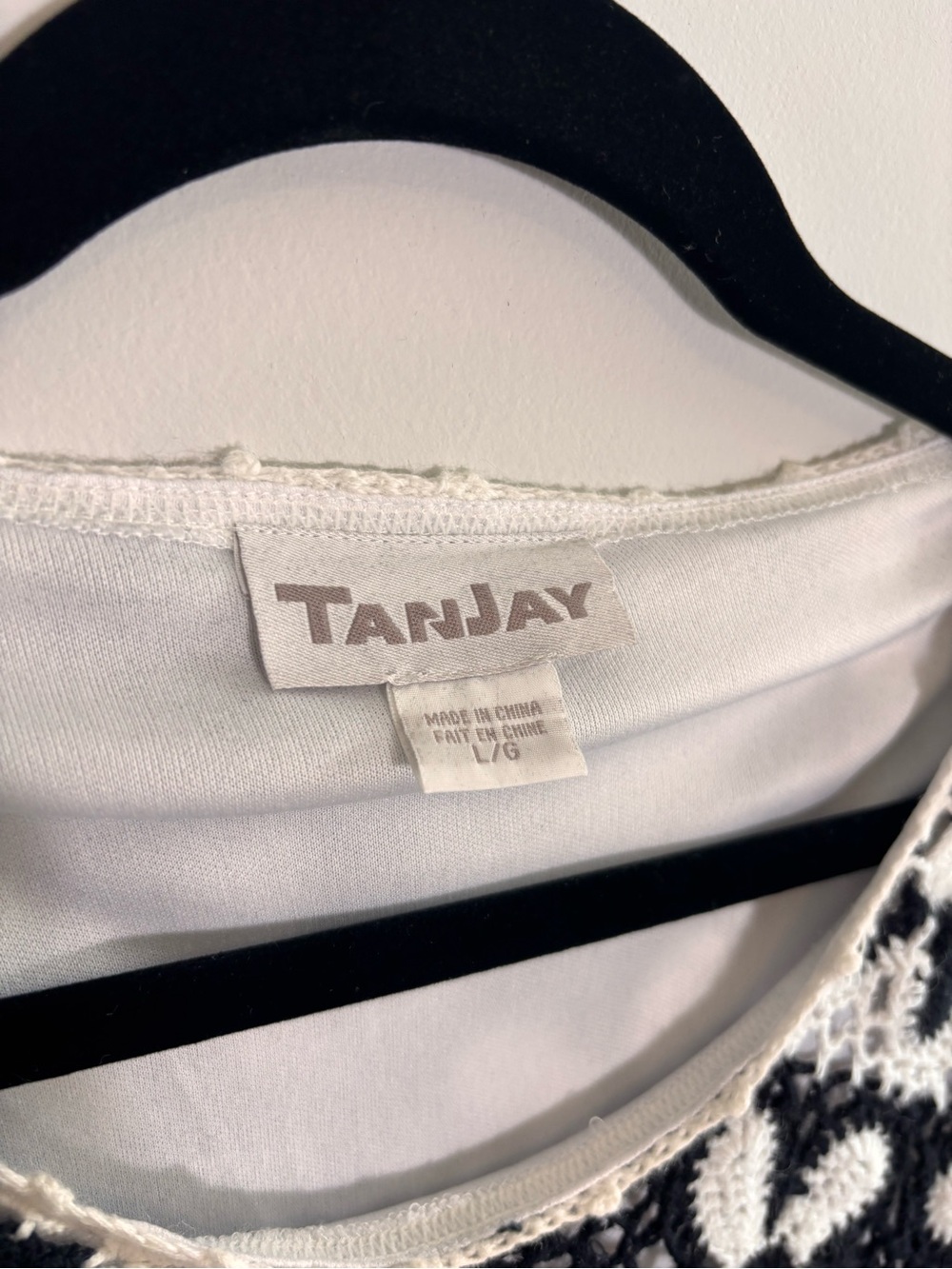 TanJay Floral Crochet Sweater Tunic – Black & White Daisy Pattern | Size Large - Picture 5 of 5